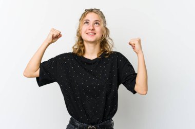 Beyazlı beyaz kadın zaferden sonra yumruğunu kaldırıyor, kazanan konsept.