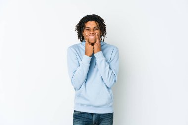 Genç Afrikalı Amerikalı Rasta adam iki seçenek arasında şüpheye düşüyor.