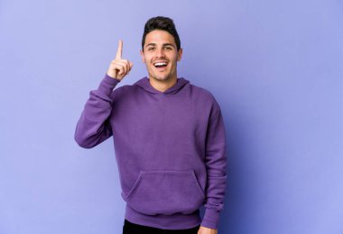 Mor arka planda soyutlanmış genç beyaz bir adamın bir fikri, ilham konsepti var..