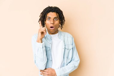 Genç Afrikalı Amerikalı Rasta Adam 'ın harika bir fikri var, yaratıcılık kavramı..