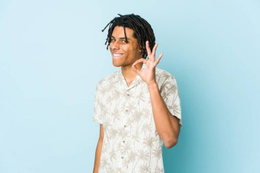 Genç Afro-Amerikan Rasta bir göz kırptı ve iyi bir el hareketi yaptı..