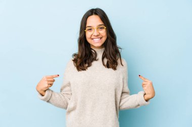 Genç melez İspanyol kadın parmaklarıyla izole noktalar, pozitif duygu..