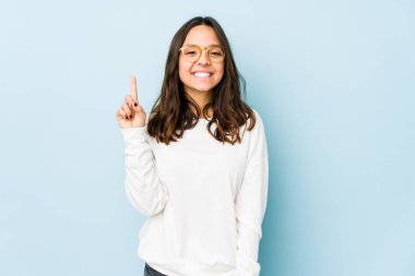 Genç, melez, Latin bir kadın bir numarayı parmağıyla gösteriyor..