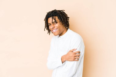 Genç Afrikalı Amerikalı Rasta adam gülüyor ve eğleniyor..