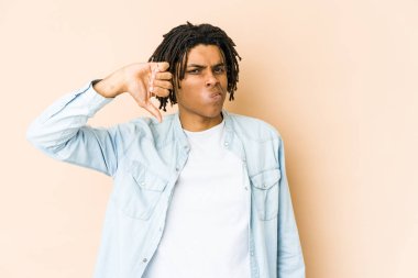 Genç Afrikalı Amerikalı Rasta adam baş parmağını kaldırıyor, hayal kırıklığı konsepti..