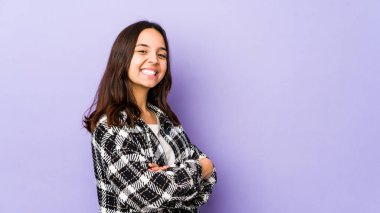 Genç, melez, yalnız, kendinden emin, kararlılıkla kollarını kavuşturan bir kadın..