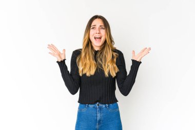 Beyaz arka planda izole edilmiş genç beyaz kadın gökyüzüne haykırıyor, yukarı bakıyor, hayal kırıklığına uğramış..