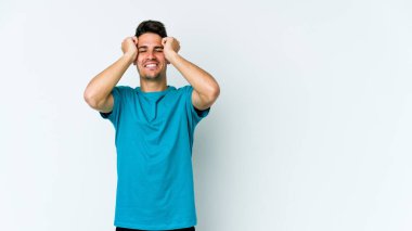 Beyaz arka planda izole edilmiş beyaz bir adam ağlıyor, bir şeyden memnun değil, acı ve kafa karışıklığı konsepti..