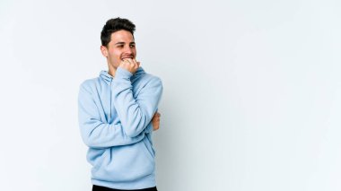 Beyaz arka planda izole edilmiş, tırnak yiyen, gergin ve endişeli genç bir beyaz adam..