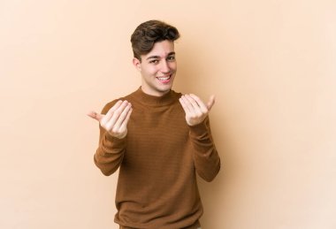 Beyazların arka planında izole edilmiş genç beyaz bir adam seni işaret ediyor. Sanki davet ediliyormuş gibi..