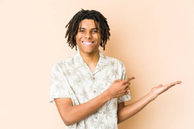 Genç Afrikalı Amerikalı Rasta adam Palm 'da bir fotokopi yeri tutarken heyecanlandı..