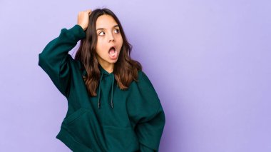 Latin kökenli genç bir kadın şok geçiriyordu. Önemli bir buluşmayı hatırladı..