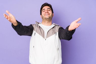 Mor arka planda izole olmuş genç bir adam kameraya sarıldığı için kendinden emin hissediyor..