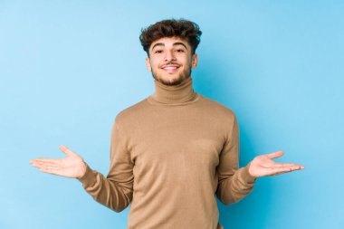 Genç Arap bir adam izole edilmiş, hoş bir ifade sergiliyor..