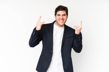 Genç iş adamı beyaz arka planda izole edilmiş boynuzları devrim konsepti olarak gösteriyor..