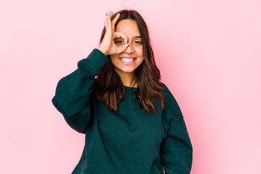 Genç, Latin kökenli, heyecanlı bir kadın. Gözünü dört aç..