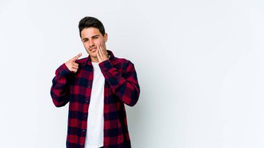 Beyaz arka planda izole genç beyaz adam güçlü bir diş ağrısı, azıdişi ağrısı var..