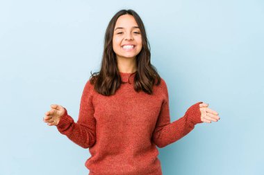 Genç melez İspanyol kadın iki eliyle bir şey tutuyor, ürün sunumu..