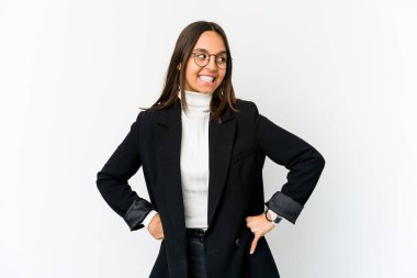 Beyaz arka planda soyutlanmış genç, melez bir iş kadını gülüyor, gözlerini kapatıyor, rahat ve mutlu hissediyor..