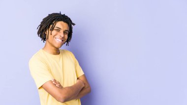 Kendine güveni tam, azimli genç Afro-Amerikan Rasta adamı..