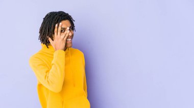 Genç Afrikalı Amerikalı Rasta adam kameraya parmaklarıyla göz kırptı, yüzünü kapatmaktan utandı..