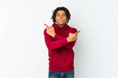 Genç Afrikalı Amerikalı Rasta adam iki seçenek arasında seçim yapmaya çalışıyor..