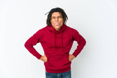 Genç Afro-Amerikan Rasta adamı komik ve dost canlısı bir dil uzatıyor..