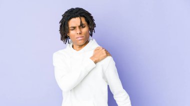 Genç Afrikalı Amerikalı Rasta adamın omuz ağrısı var..