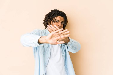 Genç Afro-Amerikan Rasta adam elini uzatmış, dur işareti göstererek seni engelliyor..