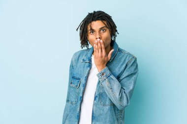 Kot ceket giyen genç siyahi adam şok oldu. Ağzını ellerle kapattı. Yeni bir şey keşfetmek için sabırsızlanıyor..