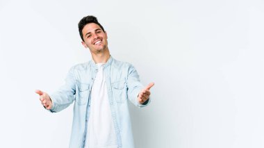 Beyaz arka planda izole edilmiş beyaz bir genç hoş bir ifade sergiliyor..