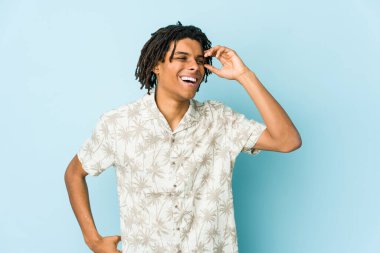 Genç Afro-Amerikan Rasta adamı çok güler. Mutluluk kavramı.