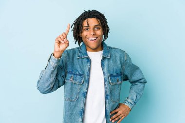 Kot ceket giyen genç siyahi bir adamın bir fikri, ilham konsepti var..