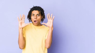 Genç Afro-Amerikan Rasta adamı şaşırdı ve şok oldu..