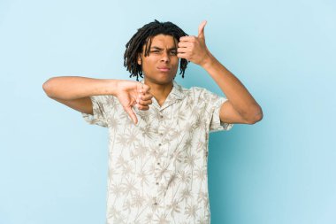 Afro-Amerikan Rasta 'lı genç adam baş parmağını kaldırdı ve baş parmağını kaldırdı, zor seçim konsepti