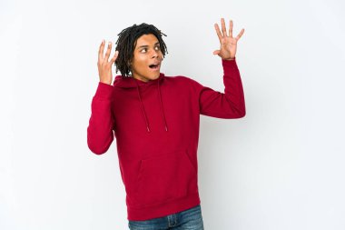 Genç Afrikalı Amerikalı Rasta adam gökyüzüne bağırıyor, bakıyor, hayal kırıklığına uğramış..