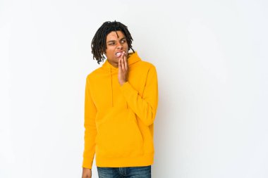 Genç Afrikalı Amerikalı Rasta adamın güçlü bir diş ağrısı ve azı dişi ağrısı var..