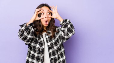 Genç, melez İspanyol bir kadın izole edilmiş. Başarı fırsatı bulmak için gözlerini açık tutuyor..