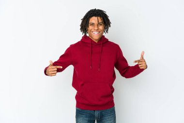 Genç Afrikalı Amerikalı Rasta adamı parmaklarıyla işaret ediyor, pozitif duygu..