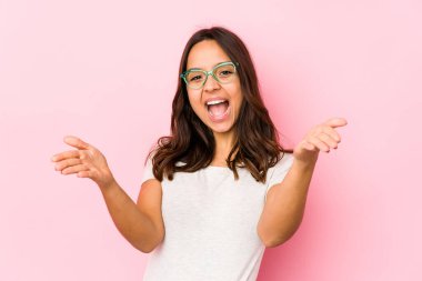 Genç, Latin kökenli bir kadın kameraya sarılıyor..