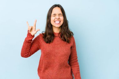 Genç melez İspanyol kadın parmaklarıyla taş hareketi yapıyor.