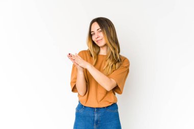 Beyaz arka planda izole edilmiş genç beyaz kadın enerjik ve rahat hissediyor, ellerini ovuşturuyor..