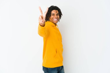 Genç Afrikalı Amerikalı Rasta adam neşeli ve kaygısız parmaklarıyla barış sembolü gösteriyor..