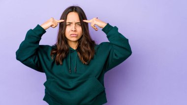 Genç melez İspanyol kadın bir göreve odaklanmış, işaret parmaklarını işaret ediyor..