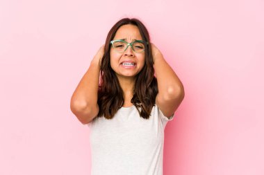 Genç, melez İspanyol kadın öfkeyle bağırıyor..