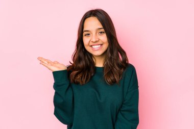 Genç, melez bir İspanyol kadın avucunun içinde bir kopya alanı gösteriyor ve belinde başka bir el tutuyor..