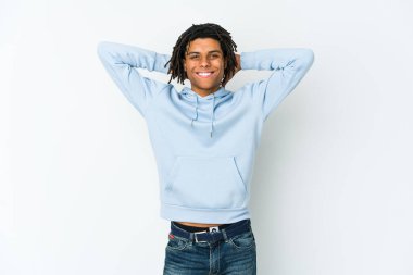 Genç Afro-Amerikan Rasta Adam kendini güvende hissediyor, elleri başının arkasında..