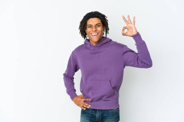 Genç Afro-Amerikan Rasta bir göz kırptı ve iyi bir el hareketi yaptı..