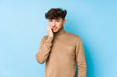 Genç Arap adam tırnak yiyor, gergin ve endişeli..