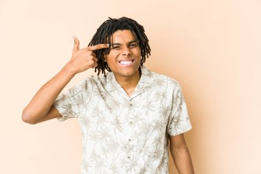 Genç Afrikalı Amerikalı Rasta adam işaret parmağıyla hayal kırıklığı jesti yapıyor..